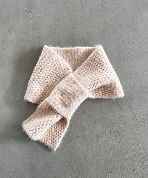 LOWRYS FARM（ローリーズファーム）の「サシコミニットマフラー　 973464（マフラー・レディース・ピンク/ブルー/ブラック/アイボリー・FREE）」の2枚目の写真