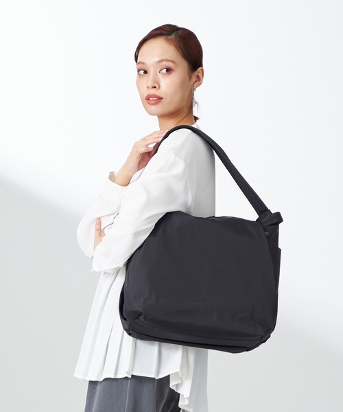 Y'SACCS(イザック)の「【ムック本掲載】【ナイロンタフタ】トラベルショルダーリュック(バックパック/リュック・レディース・キャメル/ブルー/グレイッシュベージュ/ブラック/ブラウン系その他/パープル/ライトグリーン・FREE)」の13枚目の写真