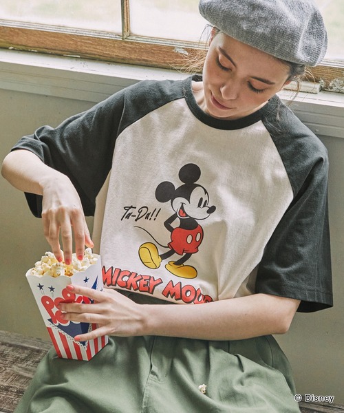 Disney（ディズニー）の「【Disney】Mickey&Friends ミッキー＆フレンズ / 別注 グラフィックプリント半袖T  シャツ（Tシャツ/カットソー・レディース・グレー系1/グレー系2/ブラック/ワイン/ネイビー系2/チャコールグレー/ネイビー/ネイビー系1/ネイビー系3/ネイビー系4/ブラック系/グレー系3・FREE）」の4枚目の写真