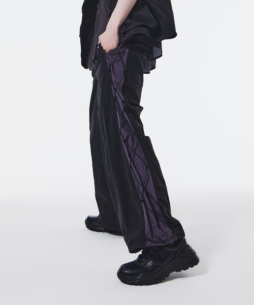 tk.TAKEO KIKUCHI(ティーケータケオキクチ)の「◆K'Project by Aoi Nylon washer Training Pants(その他パンツ・レディース・チャコールグレー/ブラック・02/03)」の1枚目の写真