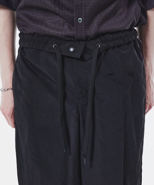 tk.TAKEO KIKUCHI(ティーケータケオキクチ)の「◆K'Project by Aoi Nylon washer Training Pants(その他パンツ・レディース・チャコールグレー/ブラック・02/03)」の3枚目の写真