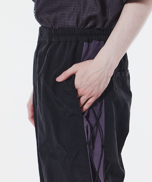 tk.TAKEO KIKUCHI(ティーケータケオキクチ)の「◆K'Project by Aoi Nylon washer Training Pants(その他パンツ・レディース・チャコールグレー/ブラック・02/03)」の4枚目の写真