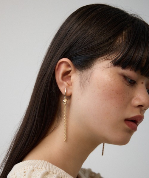 AZUL by moussy（アズールバイマウジー）の「ノットデザインスウィングチェーンピアス（ピアス（両耳用）・レディース・ゴールド系その他/シルバー・FREE）」の2枚目の写真