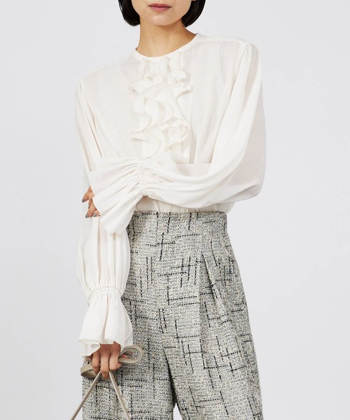 qualite(カリテ)の「【入卒/セレモニー/オケージョン】メロウフリルブラウス(シャツ/ブラウス・レディース・オフホワイト/グレイッシュベージュ/ブラック・フリー)」の1枚目の写真