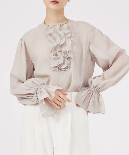 qualite(カリテ)の「【入卒/セレモニー/オケージョン】メロウフリルブラウス(シャツ/ブラウス・レディース・オフホワイト/グレイッシュベージュ/ブラック・フリー)」の3枚目の写真