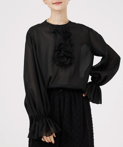 qualite(カリテ)の「【入卒/セレモニー/オケージョン】メロウフリルブラウス(シャツ/ブラウス・レディース・オフホワイト/グレイッシュベージュ/ブラック・フリー)」の2枚目の写真