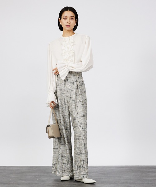 qualite(カリテ)の「【入卒/セレモニー/オケージョン】メロウフリルブラウス(シャツ/ブラウス・レディース・オフホワイト/グレイッシュベージュ/ブラック・フリー)」の11枚目の写真