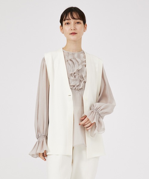 qualite(カリテ)の「【入卒/セレモニー/オケージョン】メロウフリルブラウス(シャツ/ブラウス・レディース・オフホワイト/グレイッシュベージュ/ブラック・フリー)」の4枚目の写真