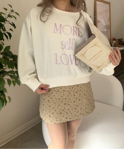 MORE self LOVE(モアセルフラブ)の「MORE self LOVE logo rhinestone sweat(スウェット・レディース・ライトグレー/ホワイト/ベージュ・FREE)」の3枚目の写真