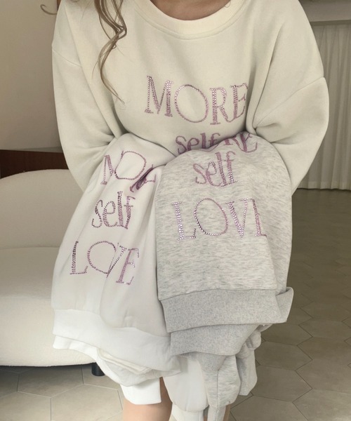 MORE self LOVE(モアセルフラブ)の「MORE self LOVE logo rhinestone sweat(スウェット・レディース・ライトグレー/ホワイト/ベージュ・FREE)」の8枚目の写真