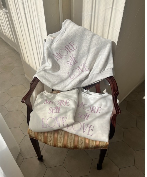 MORE self LOVE(モアセルフラブ)の「MORE self LOVE logo rhinestone sweat(スウェット・レディース・ライトグレー/ホワイト/ベージュ・FREE)」の11枚目の写真