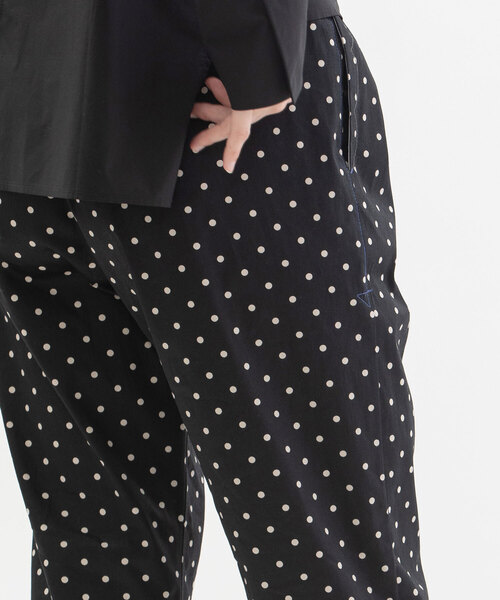 nop de nod(ノップドゥノッド)の「コットンサテンペグトップゆるスリムパンツ(その他パンツ・レディース・ネイビー/ダークグレー/ブラック・M)」の9枚目の写真