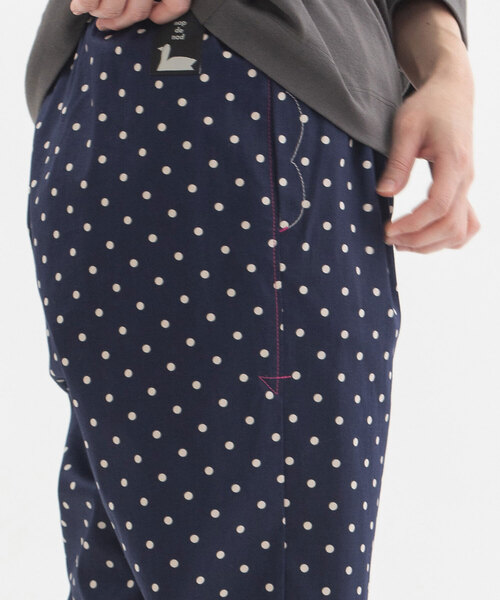 nop de nod(ノップドゥノッド)の「コットンサテンペグトップゆるスリムパンツ(その他パンツ・レディース・ネイビー/ダークグレー/ブラック・M)」の15枚目の写真