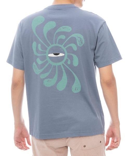 RVCA(ルーカ)の「RVCA メンズ 【LAURYN ALVAREZ】 LA EYE SWIRL POCKET SS Tシャツ 【2025年春夏モデル】/ルーカ胸ポケットバックプリント半袖Tシャツ(Tシャツ/カットソー・メンズ・ブルー系その他・X-LARGE/LARGE/MEDIUM/SMALL)」の1枚目の写真