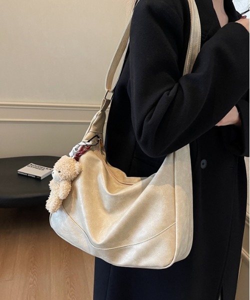 gossip!ロサンゼルス(ゴシップロサンゼルス)の「【Y2Kガーリー】ヴィンテージライクショルダーバッグ(A5対応)(ショルダーバッグ・レディース・オフホワイト/ブラック/ダークブラウン・FREE)」の2枚目の写真