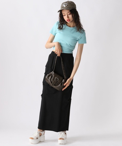 FOREVER 21（フォーエバー トゥエンティーワン）の「【2025SS】リブコンパクトクロップドＴシャツ（Tシャツ/カットソー・レディース・ブラック/ブルー/オフホワイト/イエロー・LARGE/MEDIUM/SMALL）」の18枚目の写真