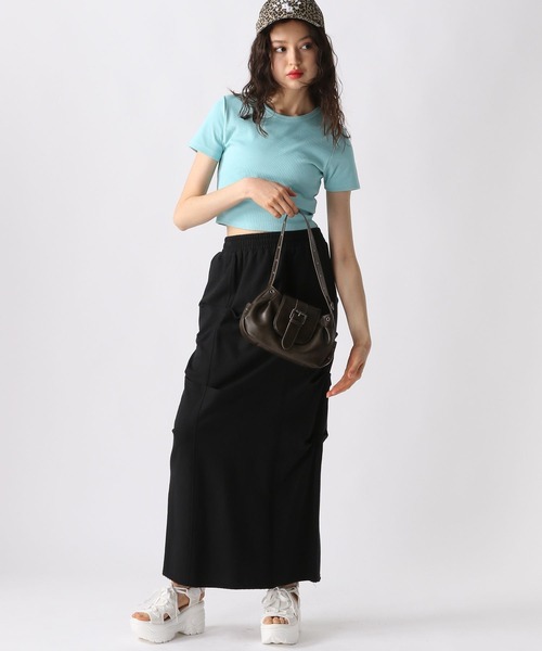 FOREVER 21（フォーエバー トゥエンティーワン）の「【2025SS】リブコンパクトクロップドＴシャツ（Tシャツ/カットソー・レディース・ブラック/ブルー/オフホワイト/イエロー・LARGE/MEDIUM/SMALL）」の17枚目の写真