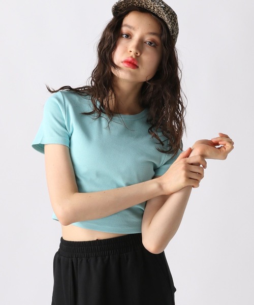 FOREVER 21（フォーエバー トゥエンティーワン）の「【2025SS】リブコンパクトクロップドＴシャツ（Tシャツ/カットソー・レディース・ブラック/ブルー/オフホワイト/イエロー・LARGE/MEDIUM/SMALL）」の16枚目の写真