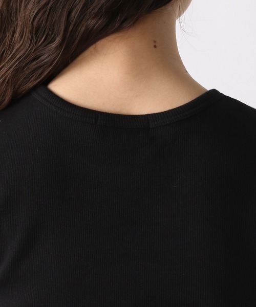 FOREVER 21（フォーエバー トゥエンティーワン）の「【2025SS】リブコンパクトクロップドＴシャツ（Tシャツ/カットソー・レディース・ブラック/ブルー/オフホワイト/イエロー・LARGE/MEDIUM/SMALL）」の12枚目の写真