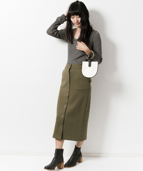 AMERICAN RAG CIE（アメリカンラグシー）の「AMERICAN RAG CIEシルエットダンボールスカート/210-AHS-L161-SK006（スカート・レディース・ブラック/カーキ・FREE）」の3枚目の写真