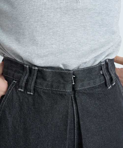 earth music&ecology（アースミュージックアンドエコロジー）の「フロントタックデニムパンツ（デニムパンツ・レディース・ライトインディゴブルー/ブラック・S/M）」の7枚目の写真