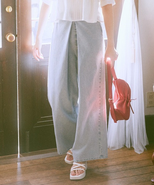 earth music&ecology（アースミュージックアンドエコロジー）の「フロントタックデニムパンツ（デニムパンツ・レディース・ライトインディゴブルー/ブラック・S/M）」の2枚目の写真