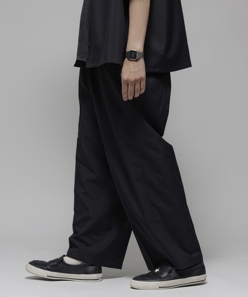 FREAK'S STORE(フリークスストア)の「FREAK’S STORE/フリークスストア Reflax 機能性素材 ワイドシルエット イージー スラックスパンツ/吸水速乾/イージーケア/UVカット/接触冷感/エコ素材/ストレッチ(その他パンツ・メンズ・チャコールグレー/オフホワイト/ブラウン/ブラック・SMALL/LARGE/MEDIUM)」の6枚目の写真