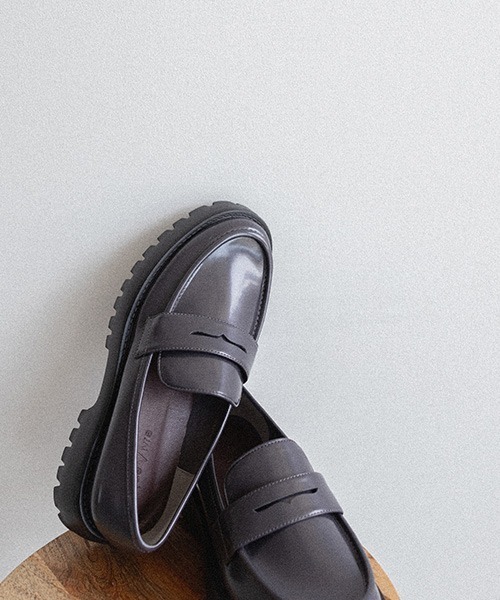 A de Vivre(アドゥヴィーヴル)の「サステナブル 晴雨兼用 トラックソールローファー(ローファー・レディース・グレー/ブラック・M/L/S/LL)」の1枚目の写真