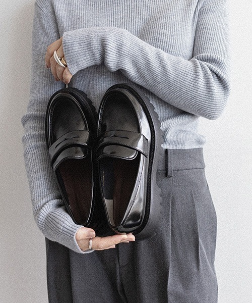 A de Vivre(アドゥヴィーヴル)の「サステナブル 晴雨兼用 トラックソールローファー(ローファー・レディース・グレー/ブラック・M/L/S/LL)」の2枚目の写真