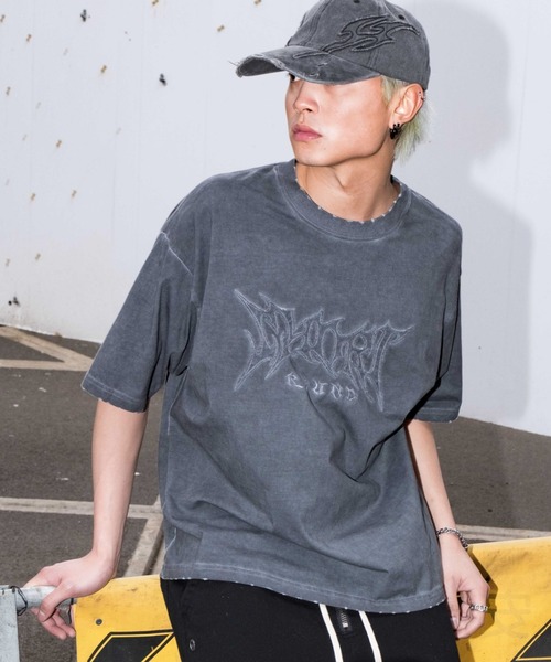 SHORT ROUND（ショートラウンド）の「SHORT ROUND/コールドダイダメージアップリケT（Tシャツ/カットソー・メンズ・グレー/スミクロ・LARGE/MEDIUM）」の2枚目の写真