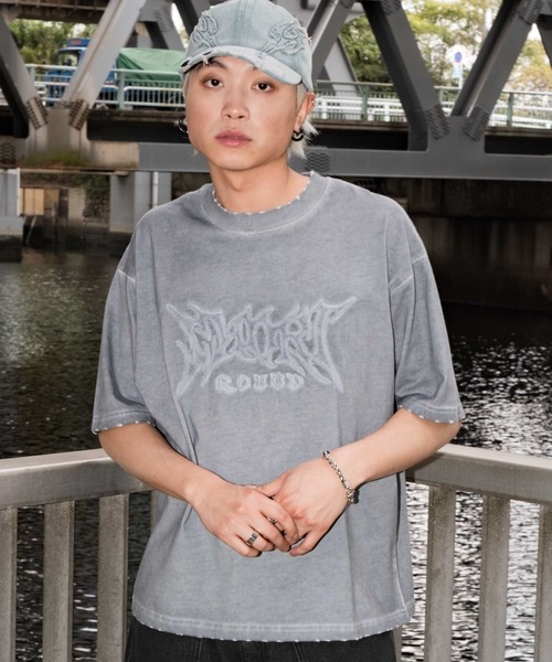 SHORT ROUND（ショートラウンド）の「SHORT ROUND/コールドダイダメージアップリケT（Tシャツ/カットソー・メンズ・グレー/スミクロ・LARGE/MEDIUM）」の22枚目の写真