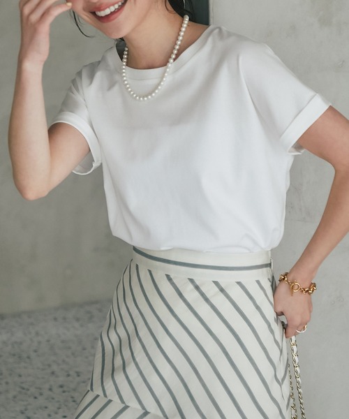 La boutique BonBon（ラブティックボンボン）の「【名品・二の腕すっきり見え】ターンバックスリーブカットソー（Tシャツ/カットソー・レディース・ピンク/ネイビー/サックスブルー/オフホワイト/ブラック・FREE）」の2枚目の写真