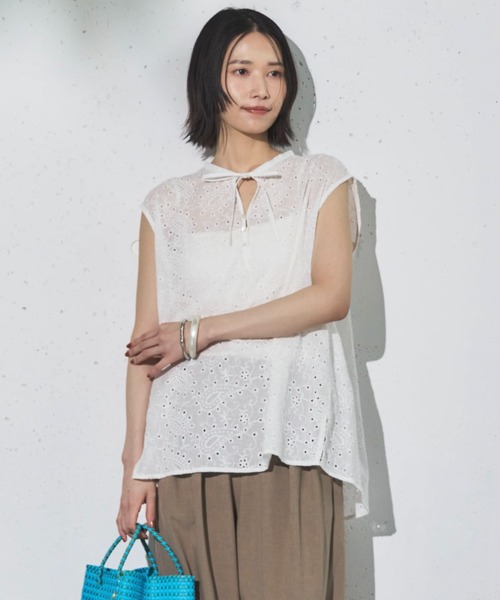 Doux archives(ドゥアルシーヴ)の「レースノースリブラウス(シャツ/ブラウス・レディース・イエロー/サックスブルー/オフホワイト・FREE)」の2枚目の写真