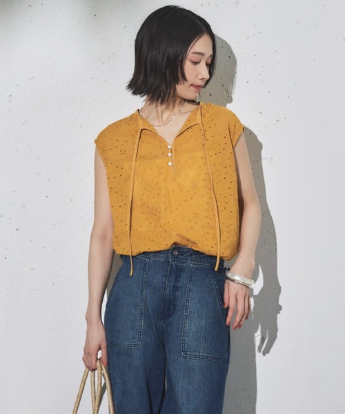 Doux archives(ドゥアルシーヴ)の「レースノースリブラウス(シャツ/ブラウス・レディース・イエロー/サックスブルー/オフホワイト・FREE)」の1枚目の写真