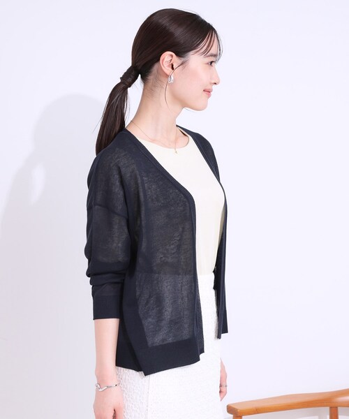 SHOO・LA・RUE（シューラルー）の「【洗える/S-LL】ナチュラル感が上品 サッと羽織れるカーディガン（カーディガン/ボレロ・レディース・ネイビー/ライトベージュ/イエロー系その他/ライトグレー・01/04/03/02）」の15枚目の写真
