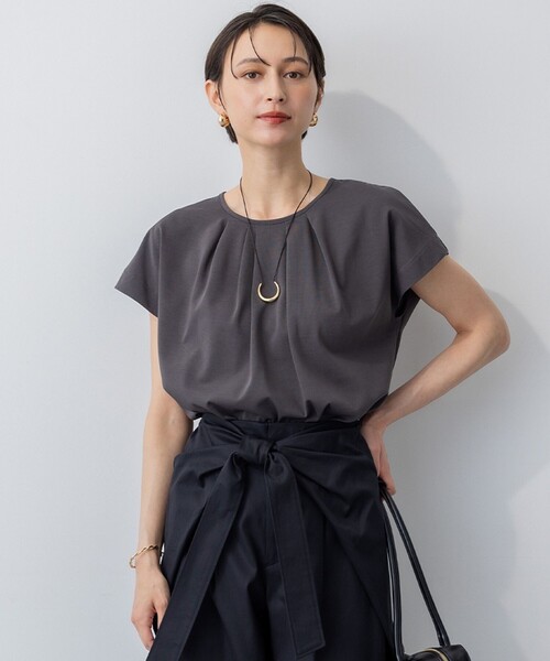 23区 L(ニジュウサンクオオキイサイズ)の「【接触冷感/洗える】ツイストコットンプレーティング タックデザイン カットソー(Tシャツ/カットソー・レディース・グレー系/ホワイト系/ライトオレンジ系/モスグリーン系/ブラウン系/ブラック系・46/44)」の3枚目の写真