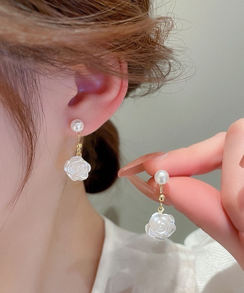 セール】揺れる ピアス 花 パール（ピアス（両耳用