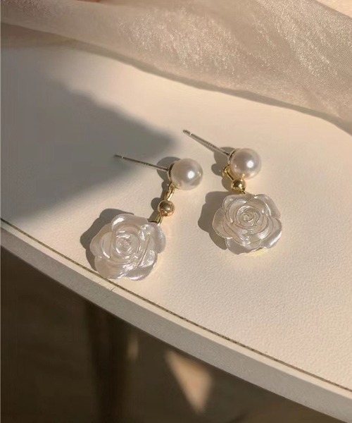 DAUGHTERS JEWELRY 花 パール 両耳ピアス セール】揺れる ピアス 花 パール（ピアス（両耳用