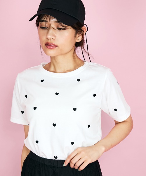 QUEENS COURT(クイーンズコート)の「ハートシシュウTシャツ≪洗濯機で洗える≫(Tシャツ/カットソー・レディース・ブラック/オフホワイト・M)」の9枚目の写真