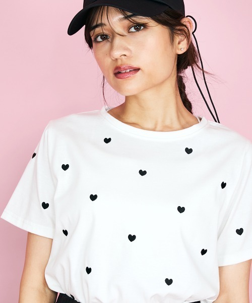 QUEENS COURT(クイーンズコート)の「ハートシシュウTシャツ≪洗濯機で洗える≫(Tシャツ/カットソー・レディース・ブラック/オフホワイト・M)」の7枚目の写真