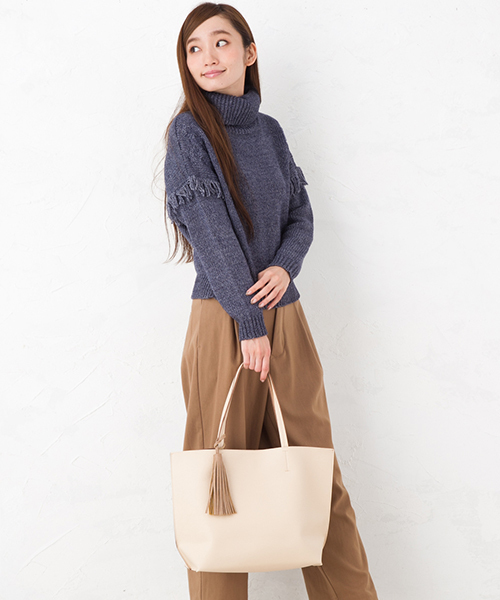 HITCH HIKE MARKET(ヒッチハイクマーケット)の「インサイドタッセルトートM(トートバッグ・レディース・ブラック/ピンク系その他/ベージュ/ブラウン/グレー・ONESIZE)」の5枚目の写真