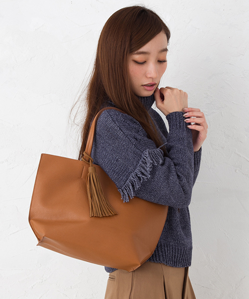 HITCH HIKE MARKET(ヒッチハイクマーケット)の「インサイドタッセルトートM(トートバッグ・レディース・ブラック/ピンク系その他/ベージュ/ブラウン/グレー・ONESIZE)」の4枚目の写真