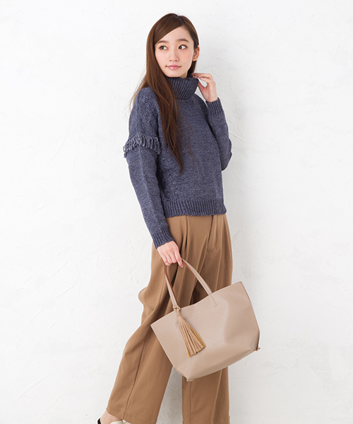 HITCH HIKE MARKET(ヒッチハイクマーケット)の「インサイドタッセルトートM(トートバッグ・レディース・ブラック/ピンク系その他/ベージュ/ブラウン/グレー・ONESIZE)」の3枚目の写真