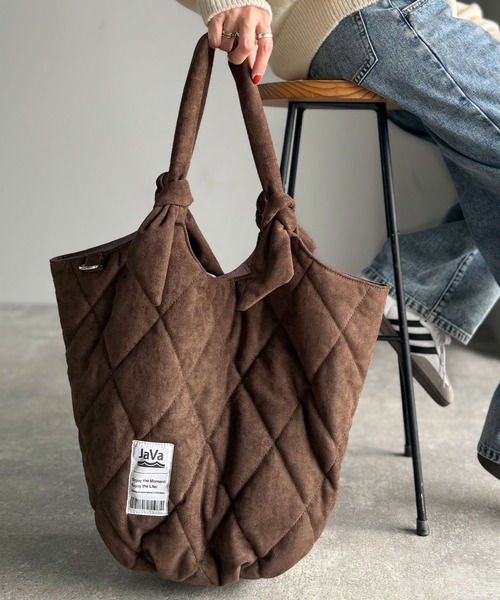 Java（ジャバ）の「《JaVaジャバ コラボ》大容量！ふわもち素材♪スウェードライクキルティングトートバッグ（チャームフック付き）（トートバッグ・レディース・チャコールグレー/ブラウン・ONE SIZE）」の12枚目の写真