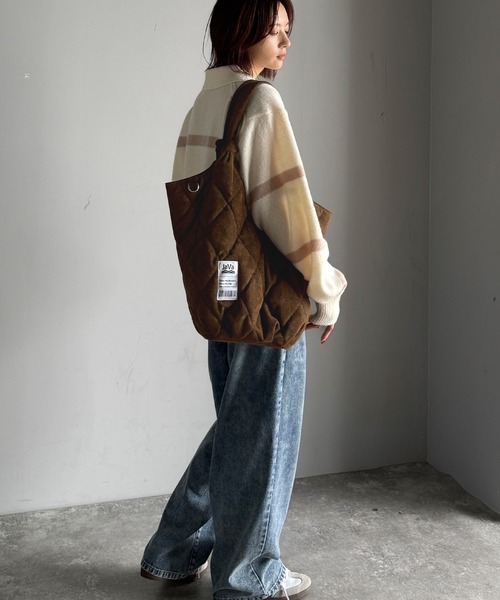 Java（ジャバ）の「《JaVaジャバ コラボ》大容量！ふわもち素材♪スウェードライクキルティングトートバッグ（チャームフック付き）（トートバッグ・レディース・チャコールグレー/ブラウン・ONE SIZE）」の8枚目の写真