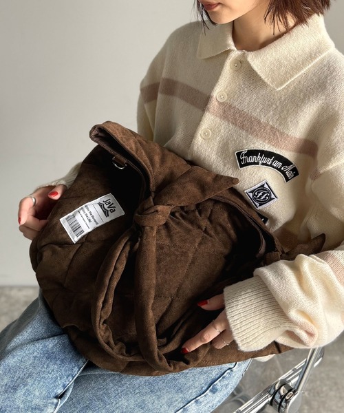 Java（ジャバ）の「《JaVaジャバ コラボ》大容量！ふわもち素材♪スウェードライクキルティングトートバッグ（チャームフック付き）（トートバッグ・レディース・チャコールグレー/ブラウン・ONE SIZE）」の10枚目の写真