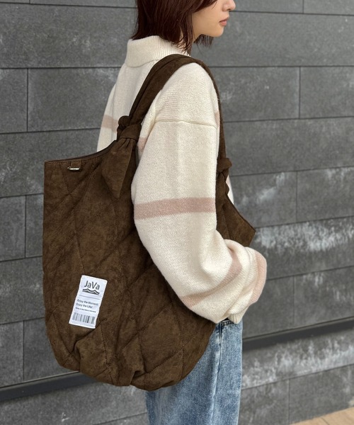 Java（ジャバ）の「《JaVaジャバ コラボ》大容量！ふわもち素材♪スウェードライクキルティングトートバッグ（チャームフック付き）（トートバッグ・レディース・チャコールグレー/ブラウン・ONE SIZE）」の14枚目の写真