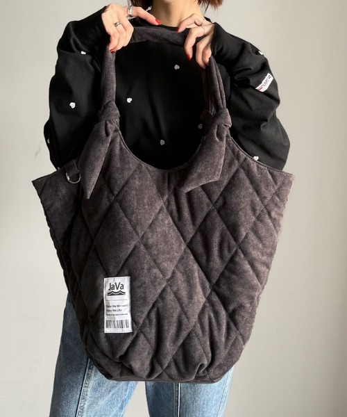 Java（ジャバ）の「《JaVaジャバ コラボ》大容量！ふわもち素材♪スウェードライクキルティングトートバッグ（チャームフック付き）（トートバッグ・レディース・チャコールグレー/ブラウン・ONE SIZE）」の6枚目の写真