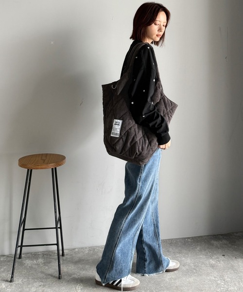 Java（ジャバ）の「《JaVaジャバ コラボ》大容量！ふわもち素材♪スウェードライクキルティングトートバッグ（チャームフック付き）（トートバッグ・レディース・チャコールグレー/ブラウン・ONE SIZE）」の5枚目の写真