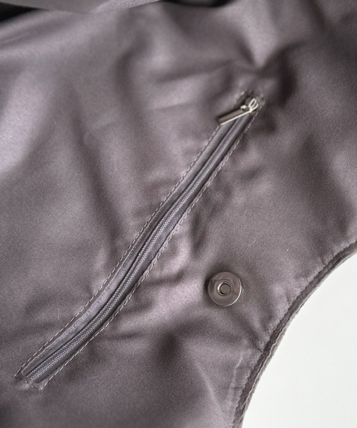 Java（ジャバ）の「《JaVaジャバ コラボ》大容量！ふわもち素材♪スウェードライクキルティングトートバッグ（チャームフック付き）（トートバッグ・レディース・チャコールグレー/ブラウン・ONE SIZE）」の11枚目の写真